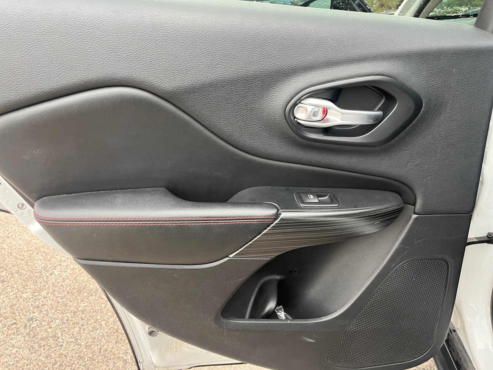 Used 2016 Jeep Cherokee Trailhawk w/ Comfort/Convenience Group image 17