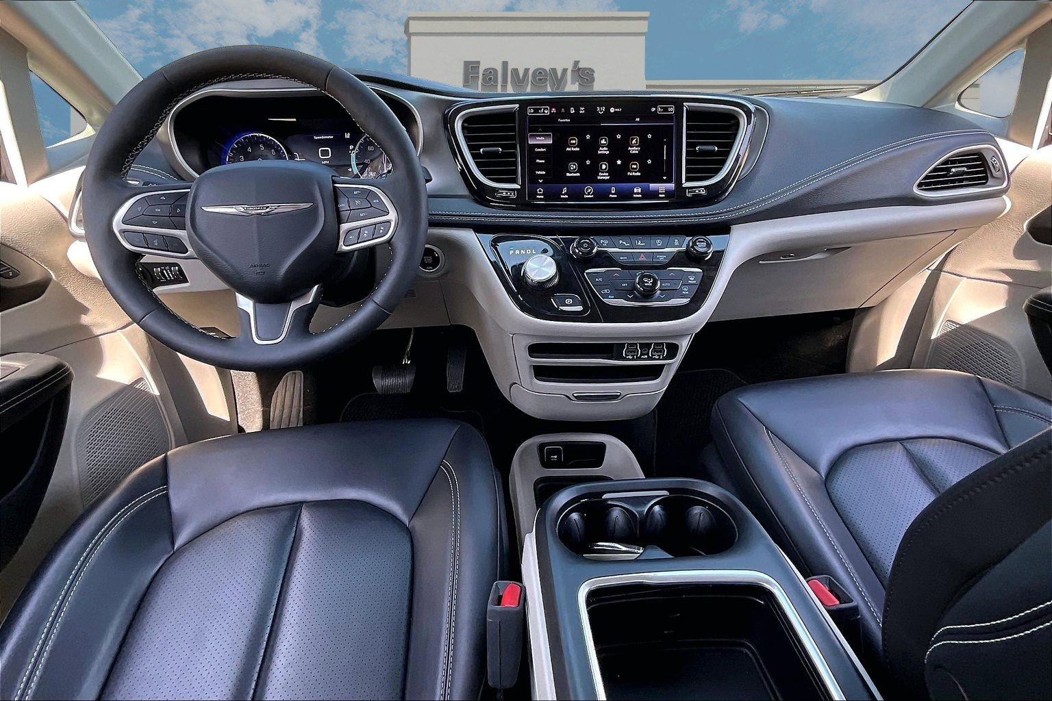 Used 2023 Chrysler Pacifica Touring-L image 15