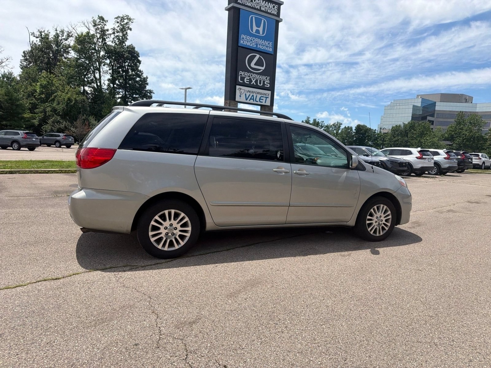 Used 2010 Toyota Sienna XLE FWD image 15