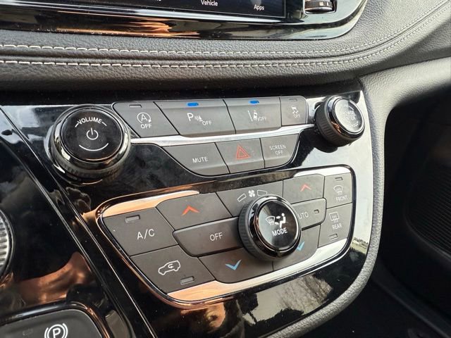Used 2023 Chrysler Pacifica Touring image 21