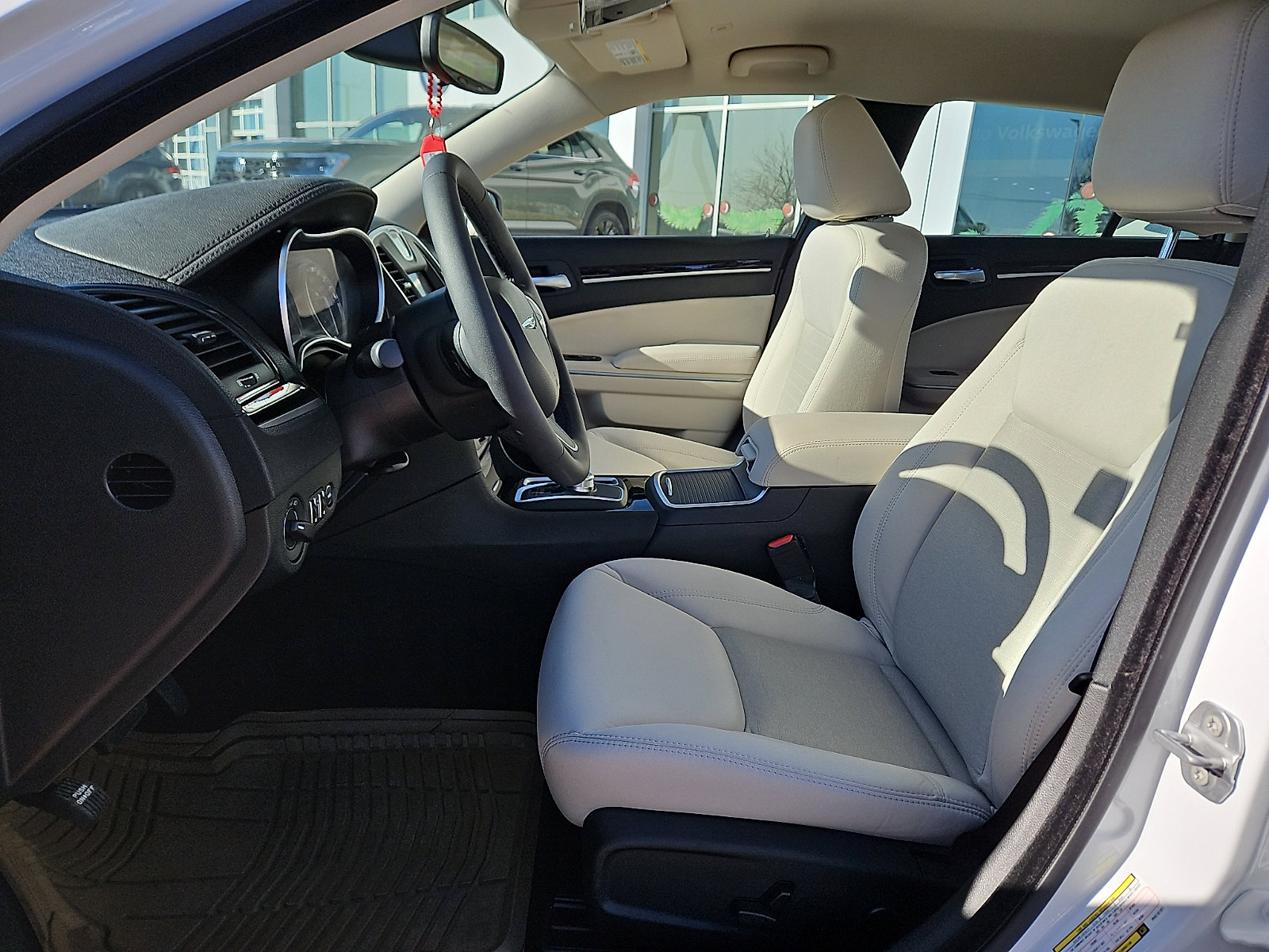 Used 2023 Chrysler 300 Touring image 9