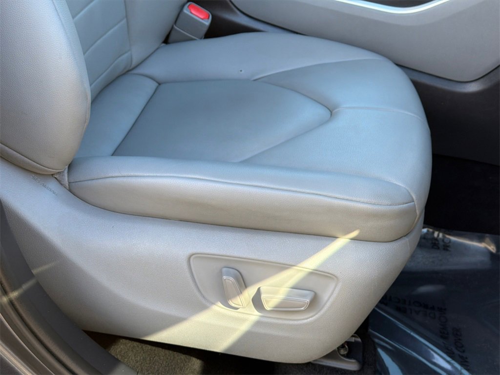 Used 2020 Toyota Highlander XLE image 12