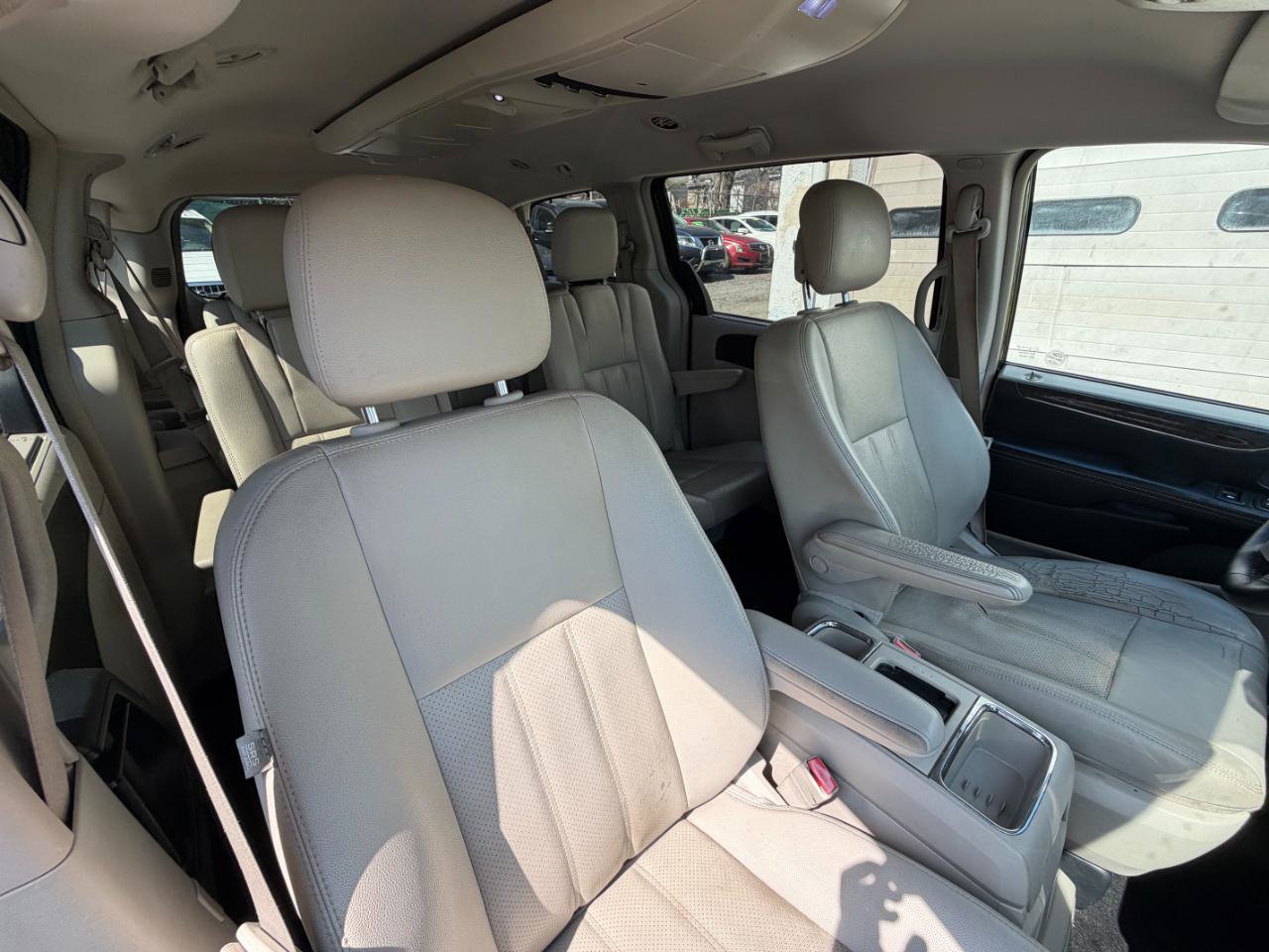 Used 2014 Chrysler Town & Country Touring-L w/ Driver Convenience Group image 28