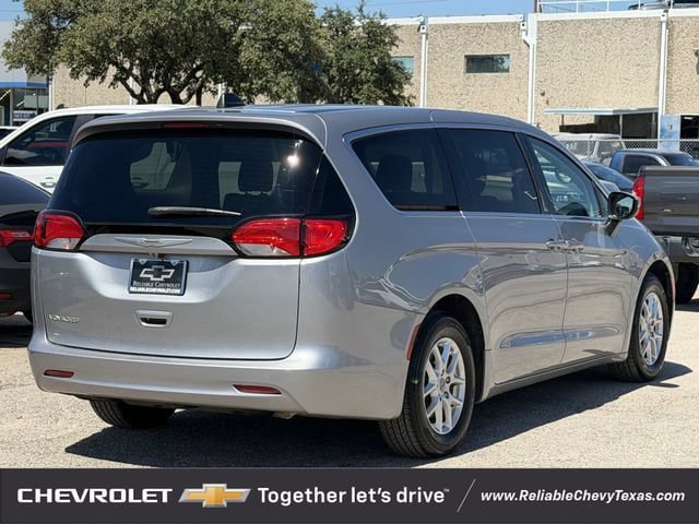 Used 2021 Chrysler Voyager LX FWD image 4