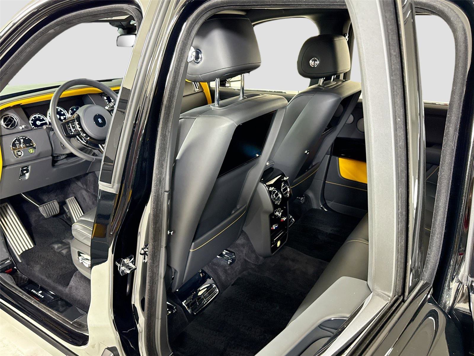 Used 2022 Rolls-Royce Cullinan w/ Interior Detailing Package image 26