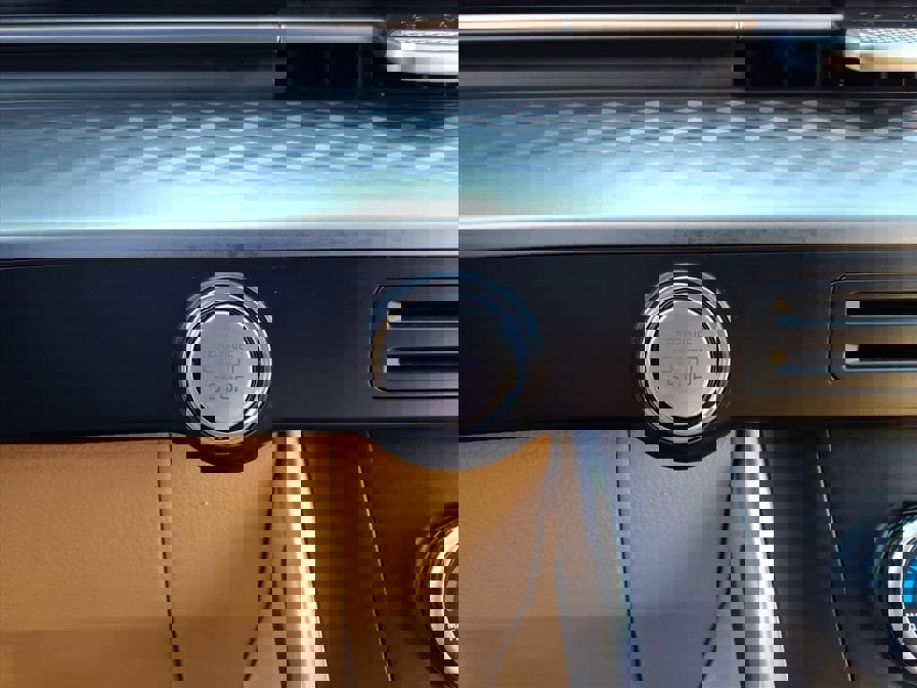 Used 2022 Kia Carnival LX image 24