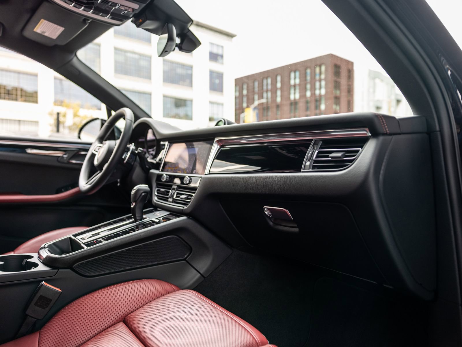 Certified 2025 Porsche Macan AWD/4WD image 33