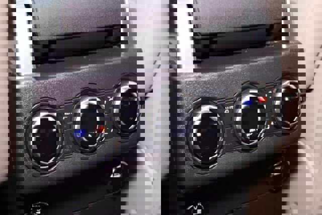 Used 2017 Land Rover Discovery HSE image 23