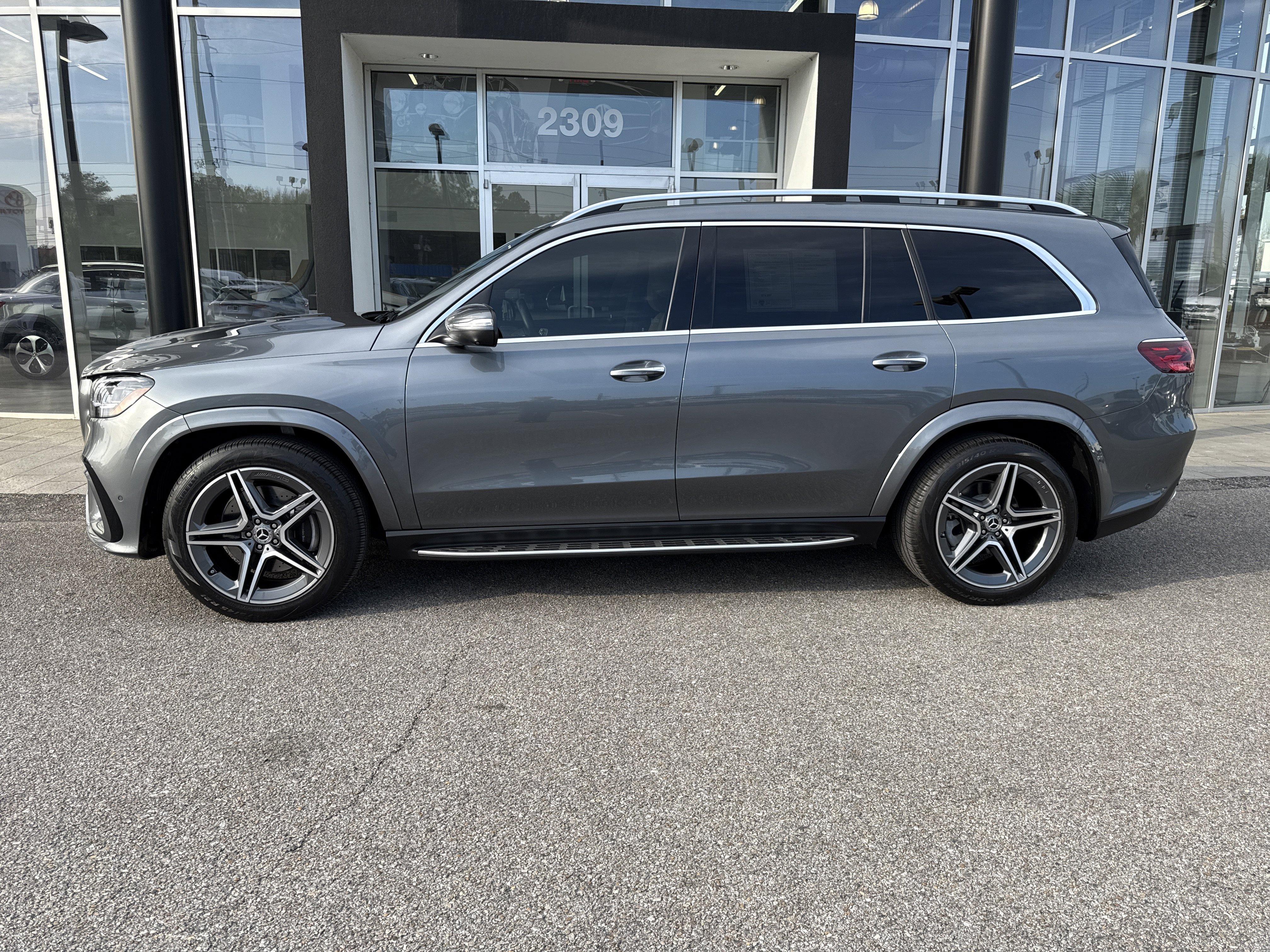 Used 2024 Mercedes-Benz GLS 450 4MATIC image 2