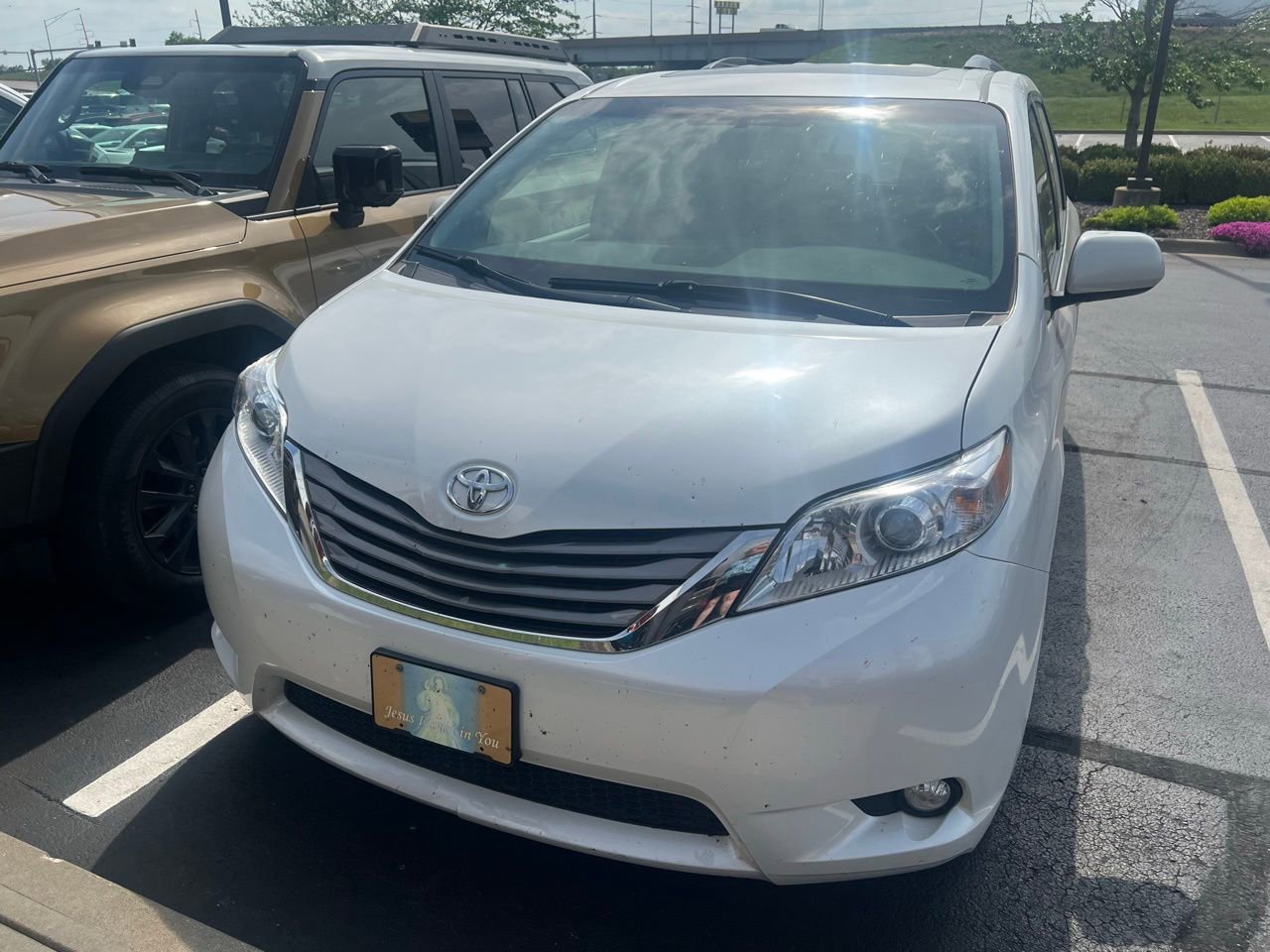Used 2017 Toyota Sienna XLE w/ XLE Navigation Package FWD video 1