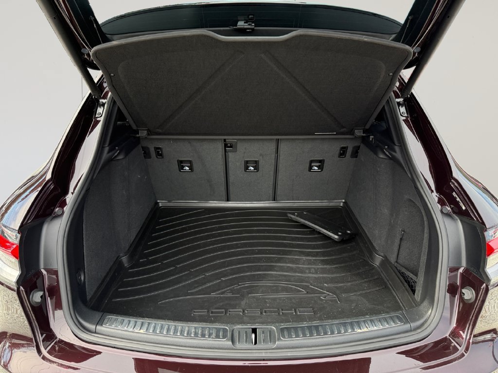 Used 2024 Porsche Macan AWD/4WD image 18