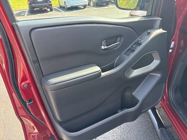 Used 2025 Nissan Frontier SV image 13