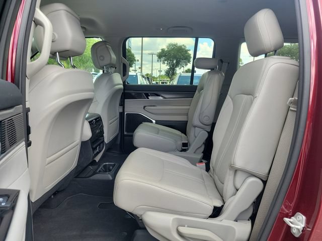Used 2024 Jeep Wagoneer Series III AWD/4WD image 17