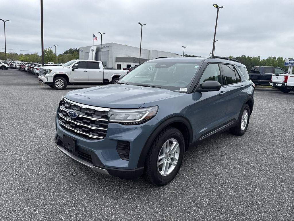Used 2025 Ford Explorer Active AWD/4WD image 3