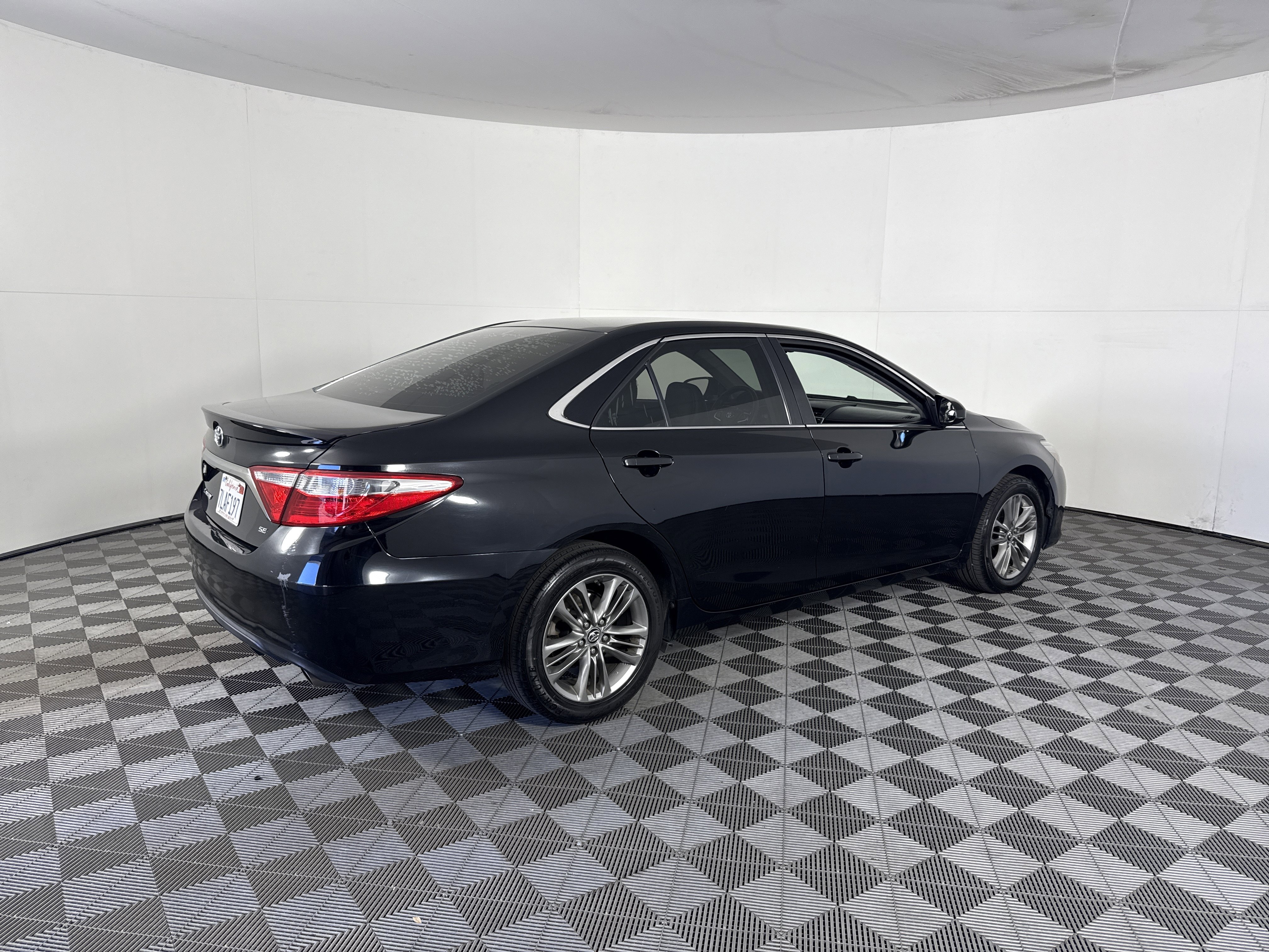 Used 2015 Toyota Camry SE image 4