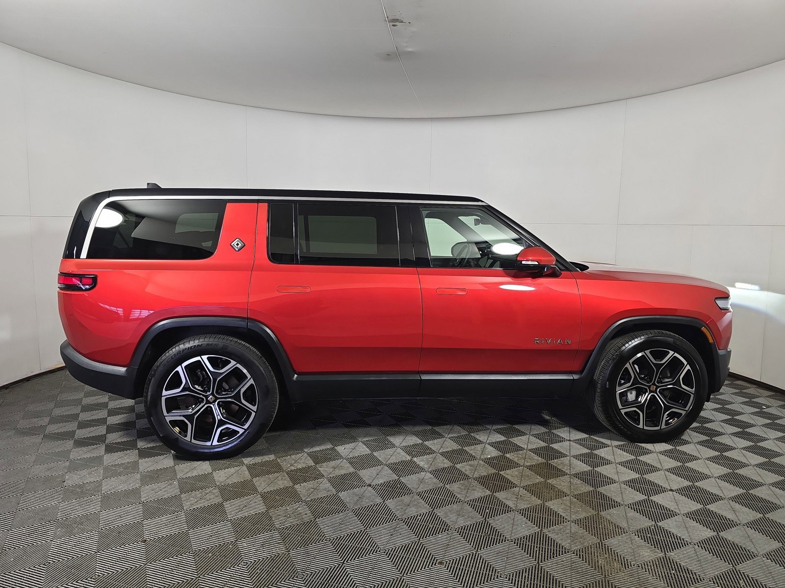 Used 2025 Rivian R1S Adventure image 6
