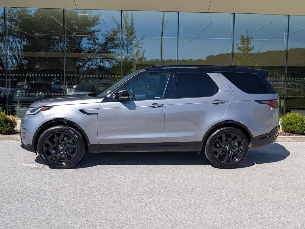 Used 2025 Land Rover Discovery Dynamic SE AWD/4WD image 2