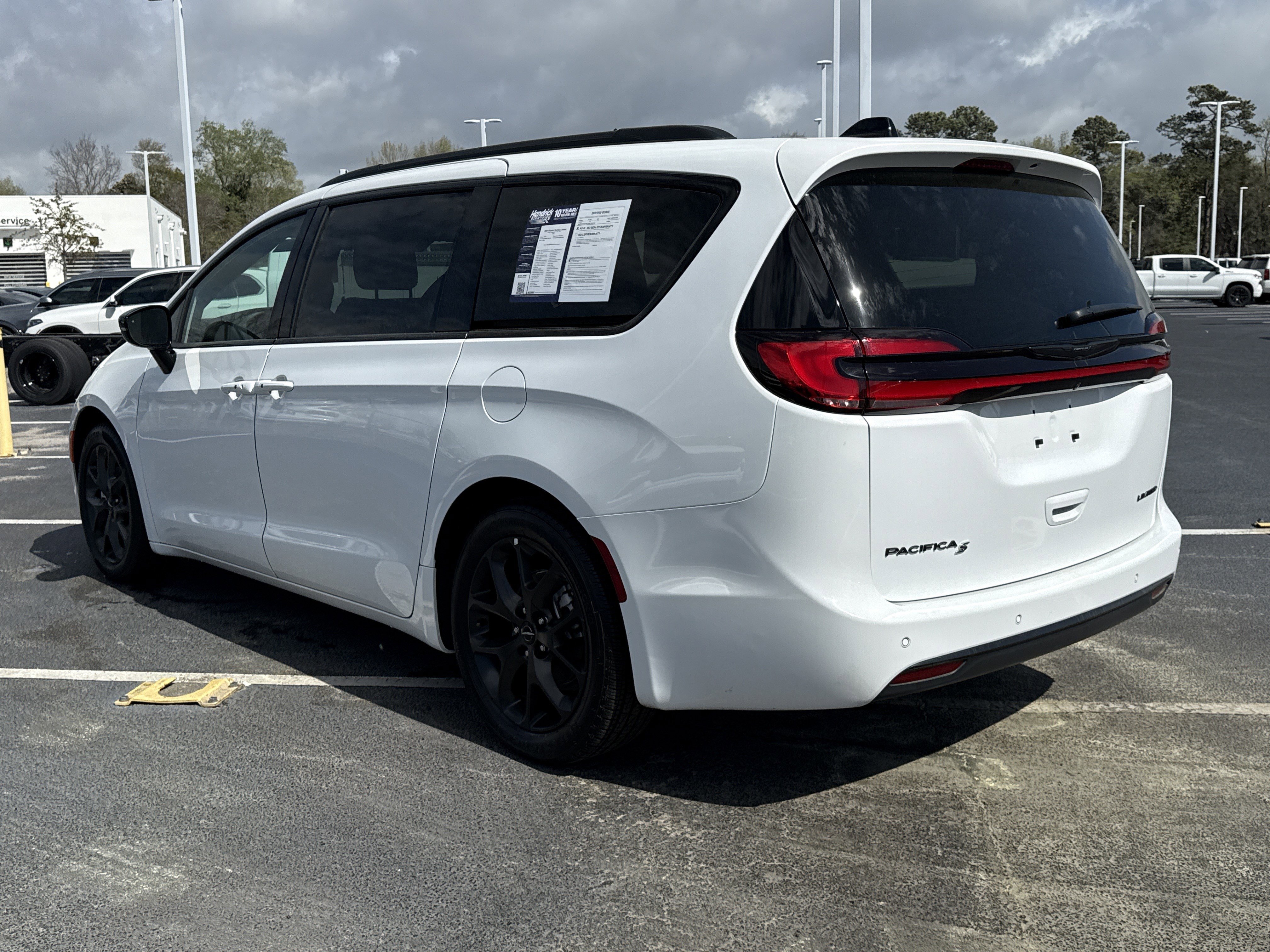 Used 2025 Chrysler Pacifica Limited FWD image 13
