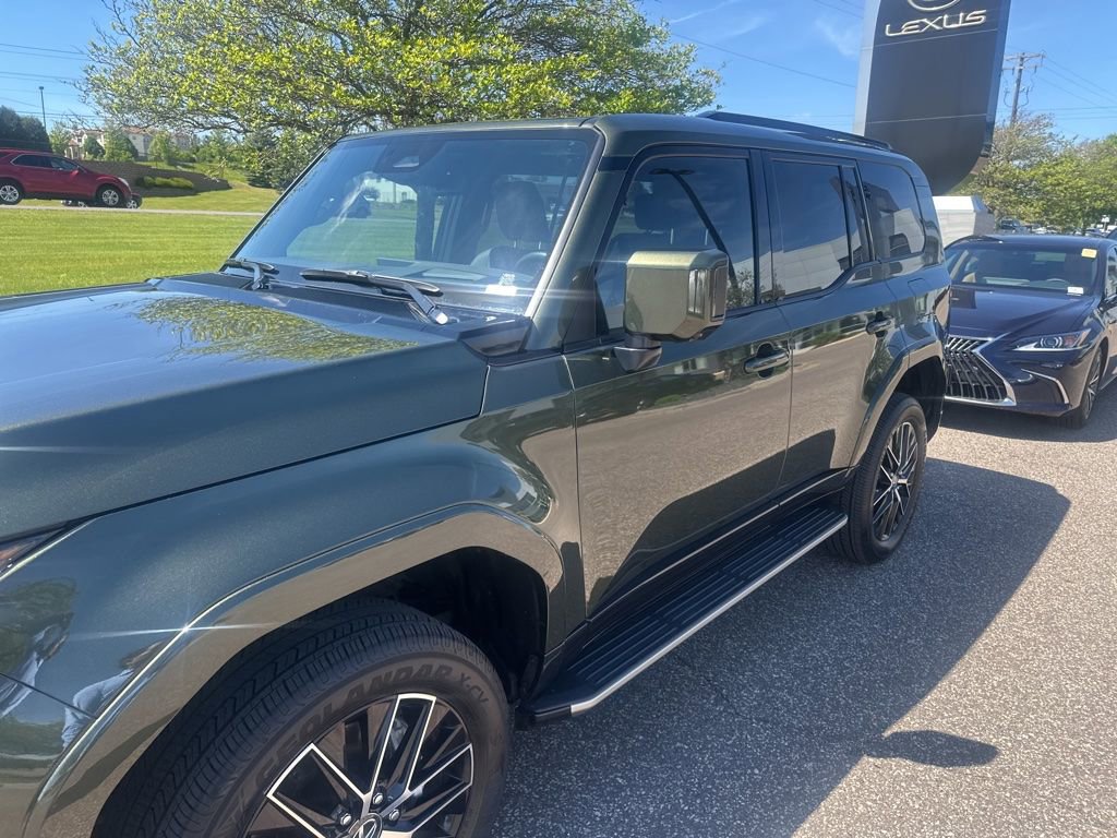 Used 2024 Lexus GX 550 w/ Accessory Package (2T) AWD/4WD image 9