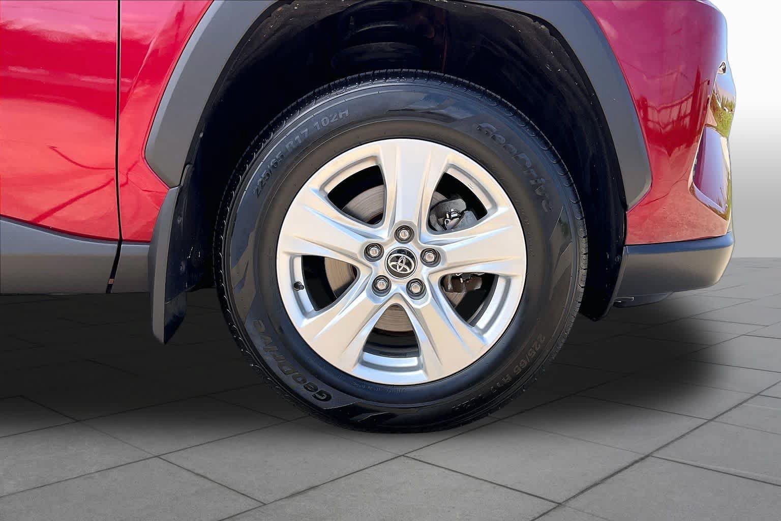 Used 2021 Toyota RAV4 XLE w/ Convenience Package FWD image 8