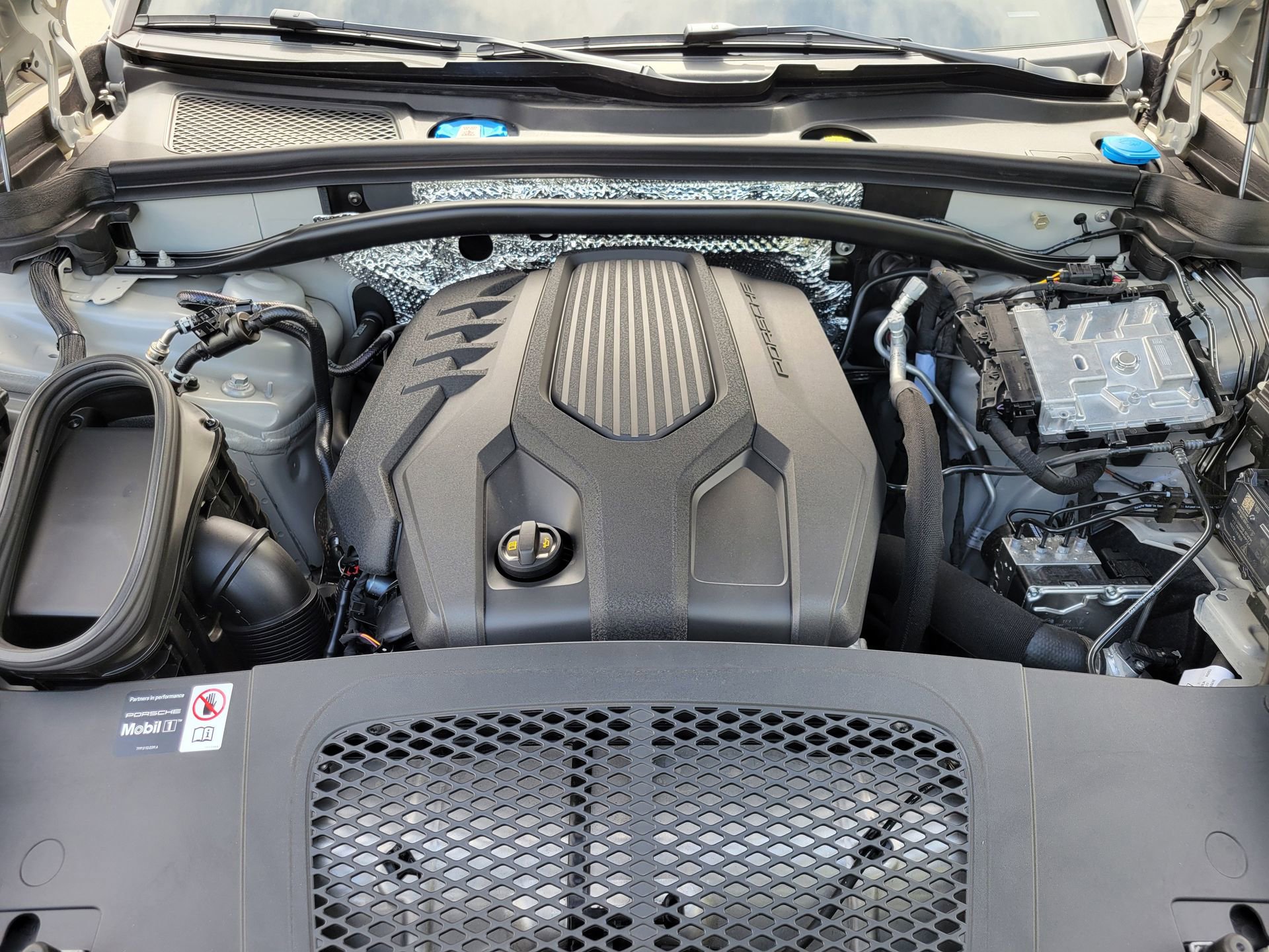 Certified 2025 Porsche Macan image 36