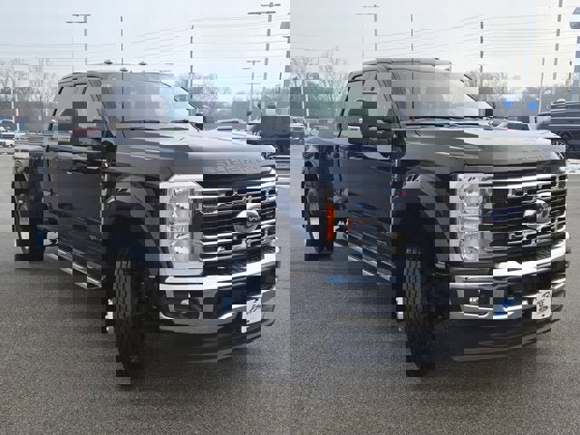 Used 2023 Ford F450 XLT w/ FX4 Off-Road Package image 4