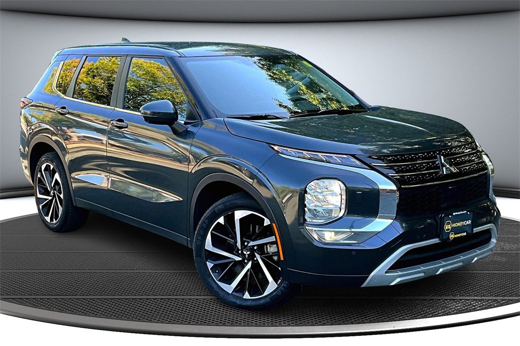 Used 2024 Mitsubishi Outlander SE image 1