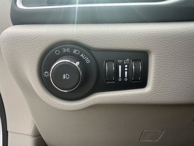 Used 2024 Chrysler Pacifica Touring-L FWD image 29