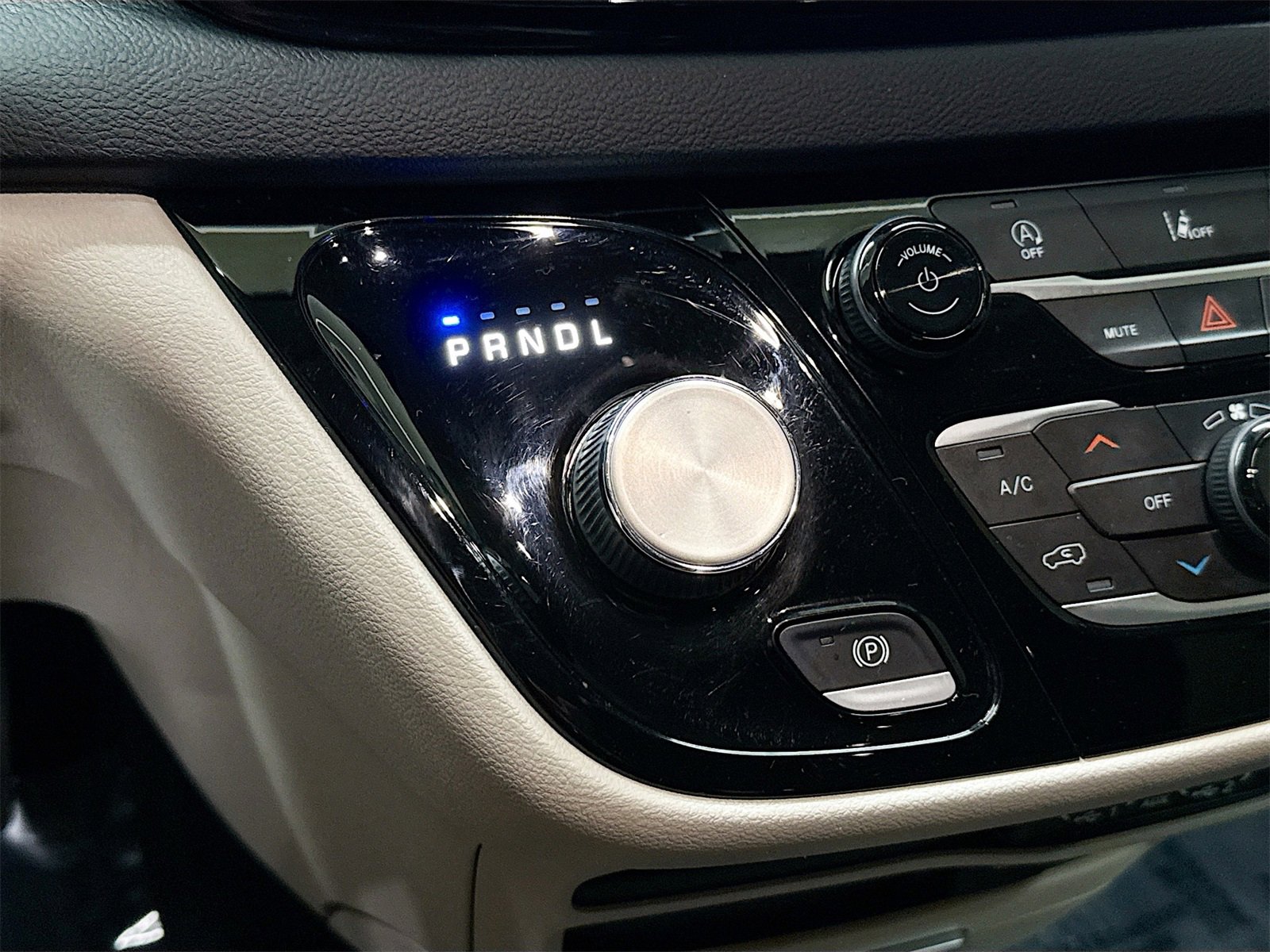 Used 2022 Chrysler Pacifica Touring-L image 16