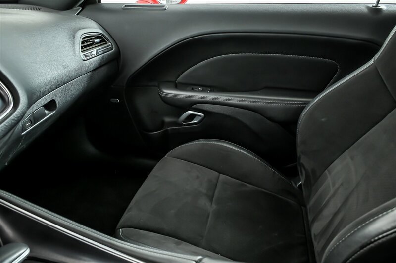 Used 2018 Dodge Challenger R/T Scat Pack w/ Leather Interior Group RWD image 31