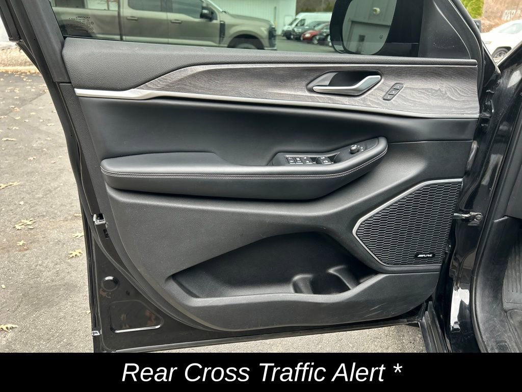 Used 2023 Jeep Grand Cherokee L Limited w/ Black Appearance Package image 13