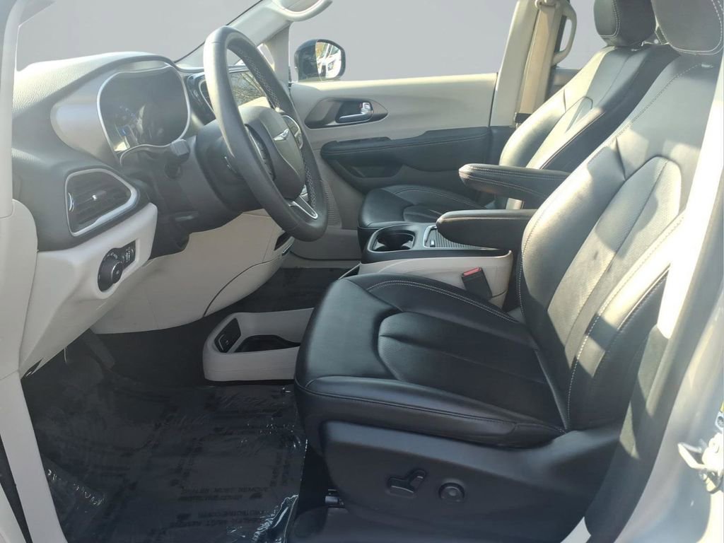 Used 2024 Chrysler Pacifica Touring-L FWD image 24
