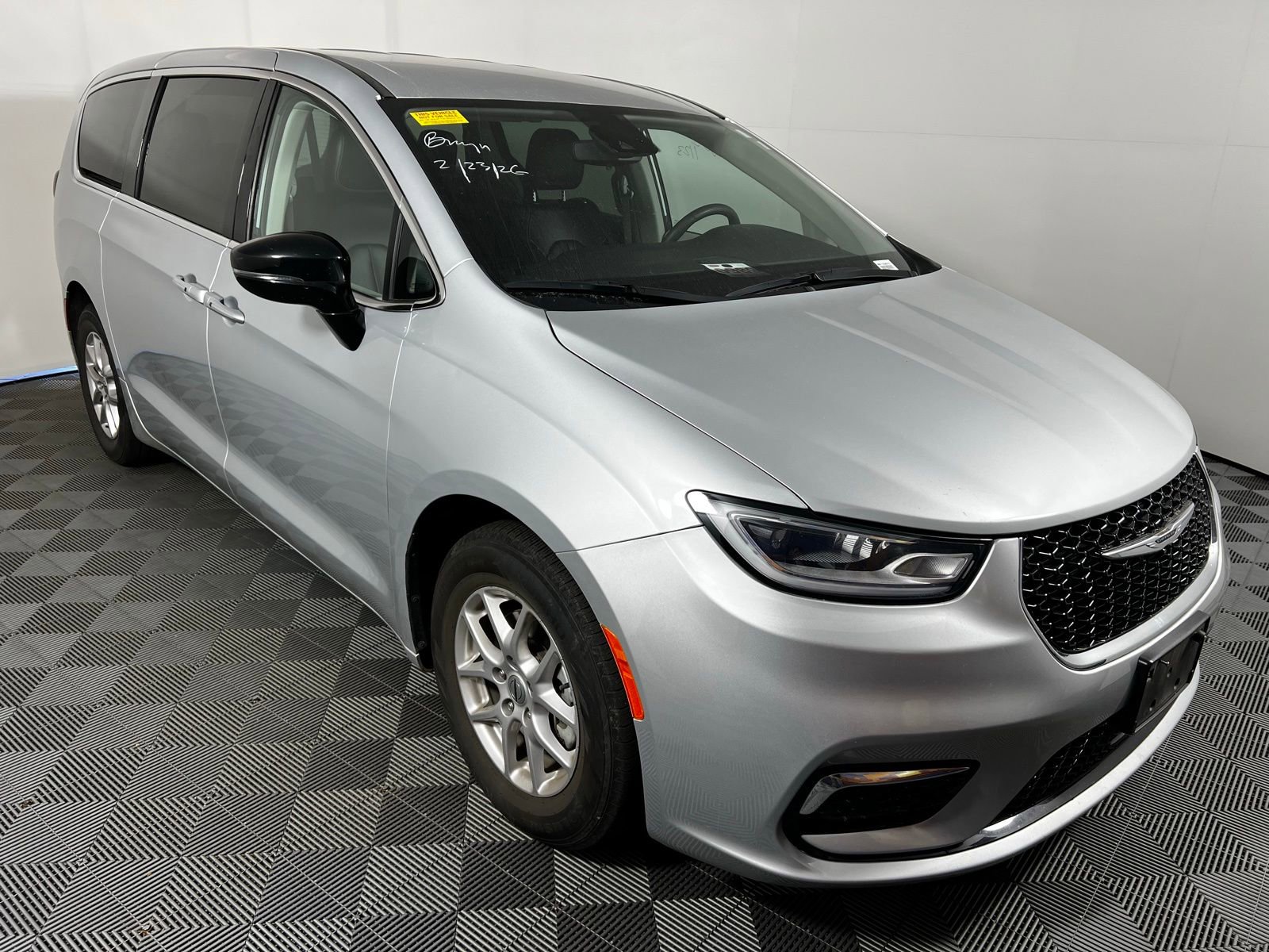 Used 2024 Chrysler Pacifica Touring-L image 3