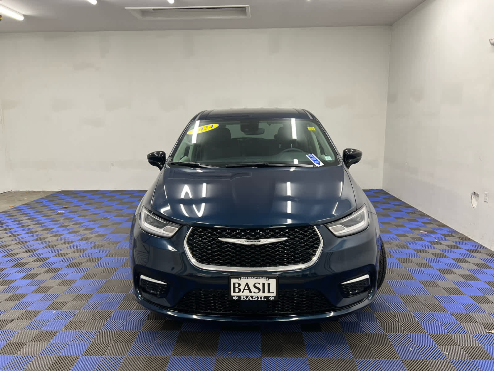 Used 2024 Chrysler Pacifica Touring-L image 2