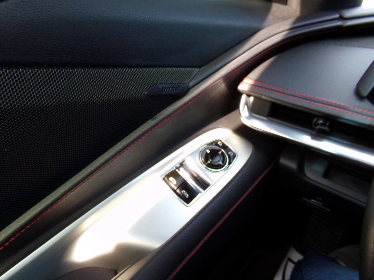 Used 2020 Chevrolet Corvette Stingray Coupe w/ Z51 Performance Package image 25