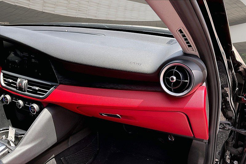 Used 2020 Alfa Romeo Giulia w/ Nero Edizione RWD image 11