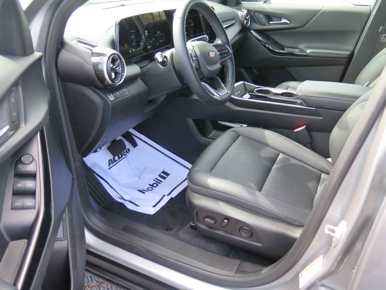 Used 2025 Chevrolet Equinox LT w/ Convenience Package II image 9