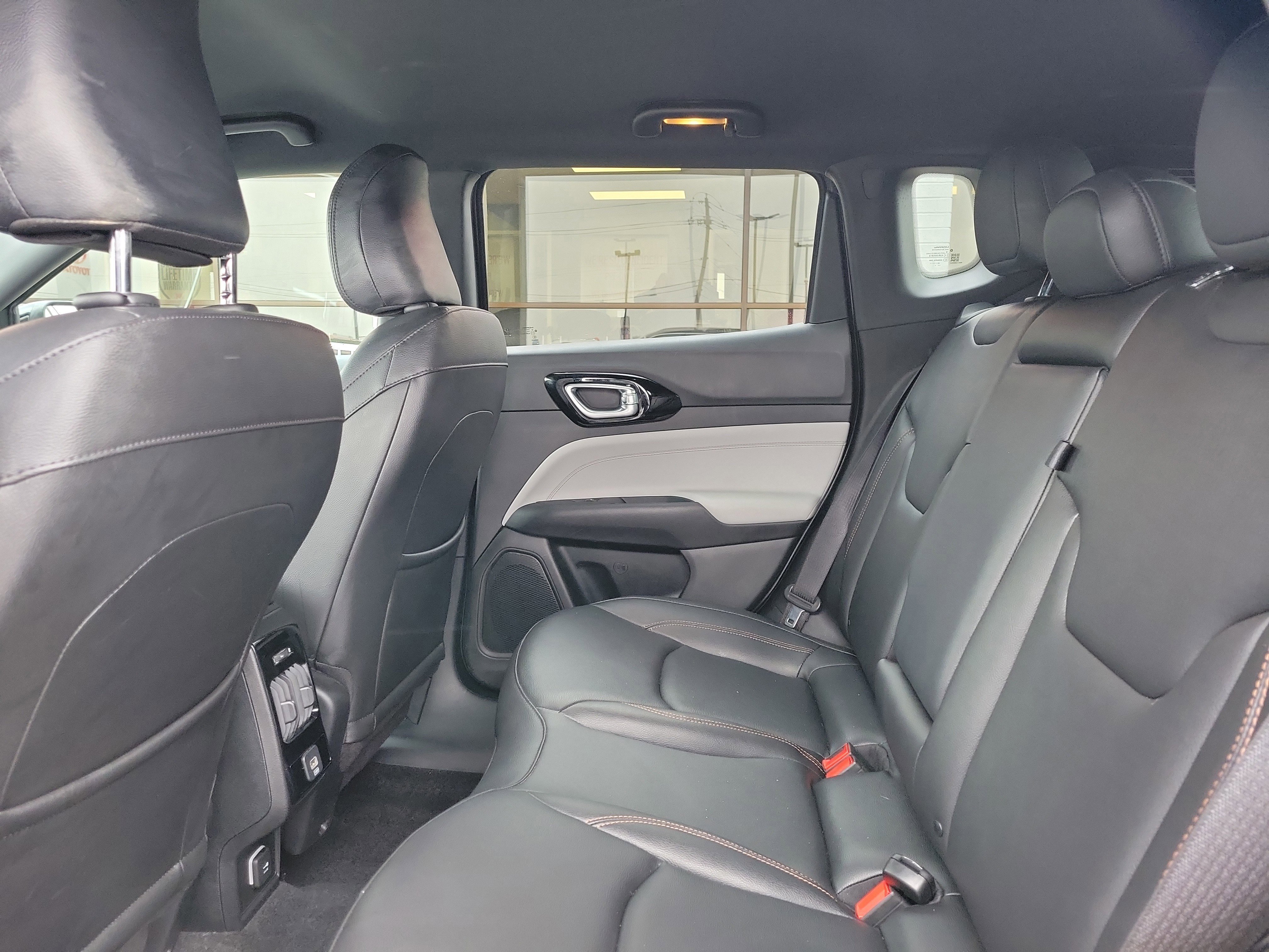 Used 2024 Jeep Compass Limited image 11