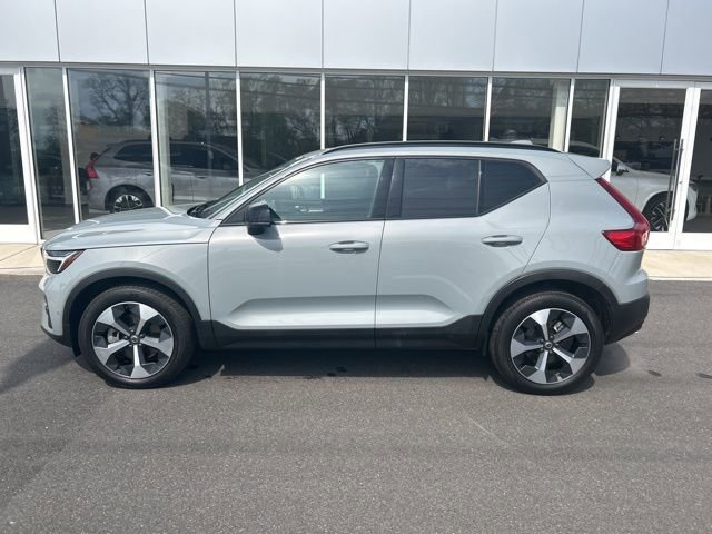 Certified 2025 Volvo XC40 B5 Plus AWD/4WD image 2