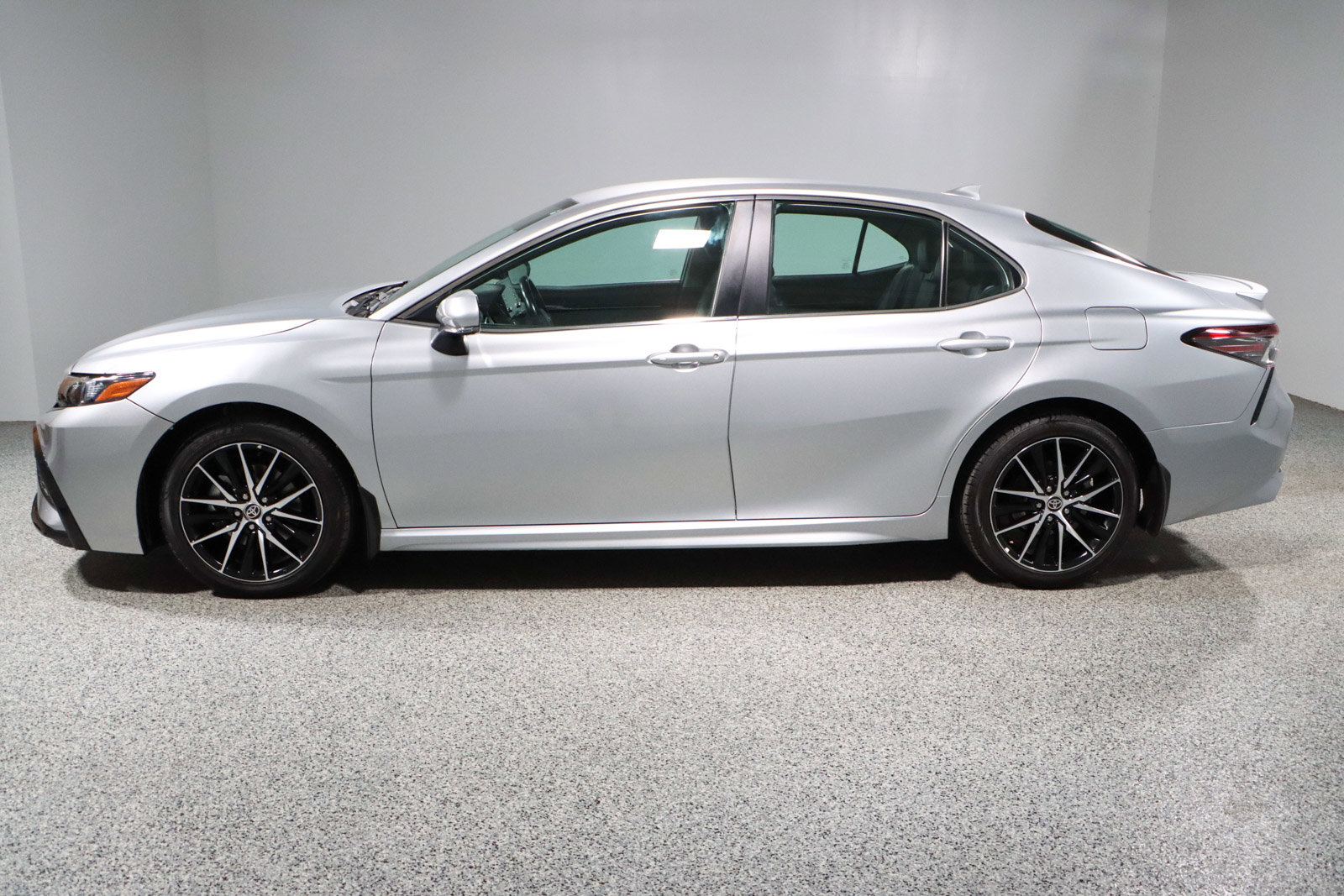 Used 2024 Toyota Camry SE w/ Cold Weather Package FWD image 10