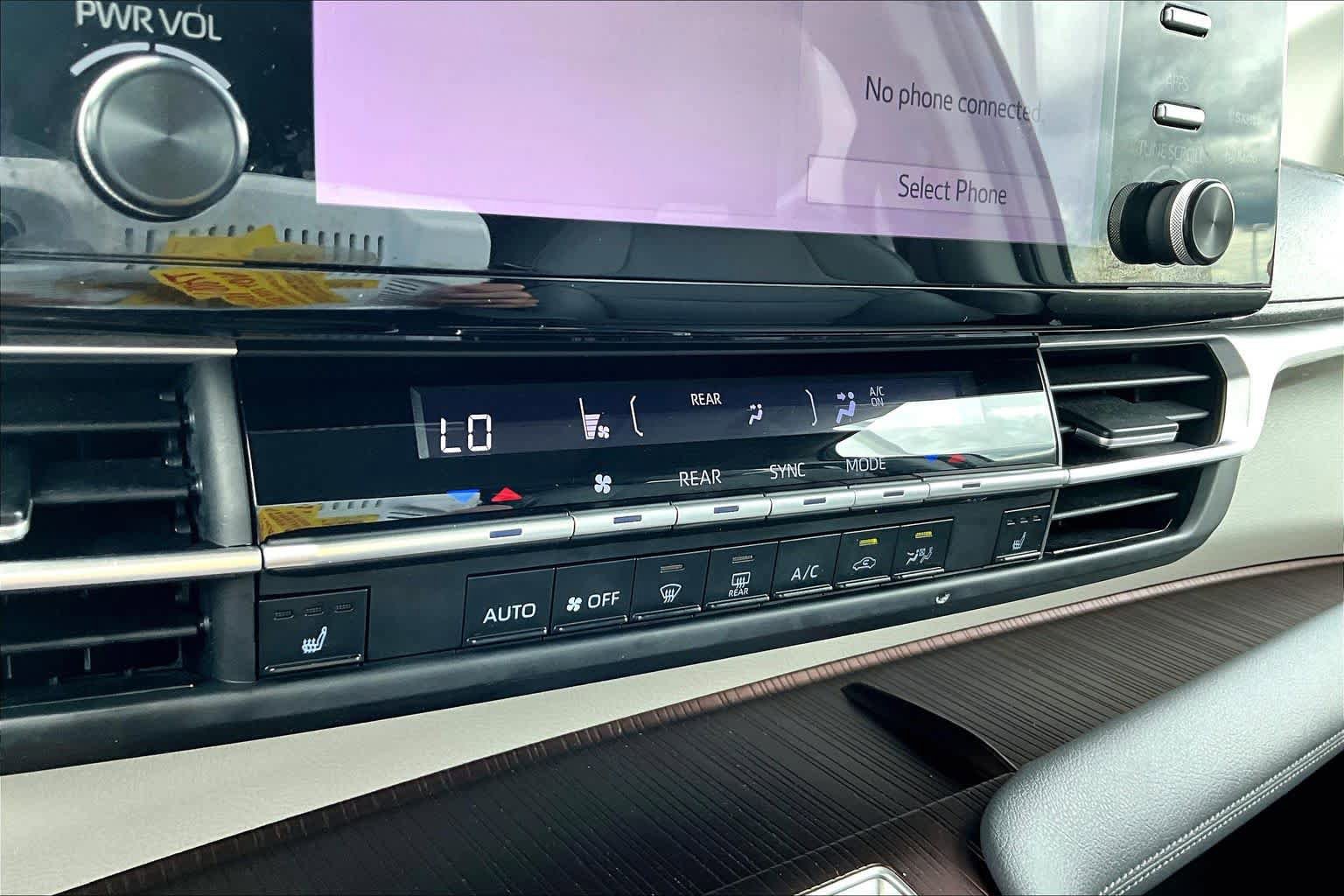 Used 2021 Toyota Sienna XLE FWD image 32