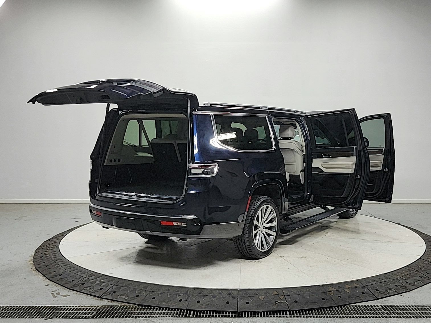 Used 2023 Jeep Grand Wagoneer L Series II AWD/4WD image 15