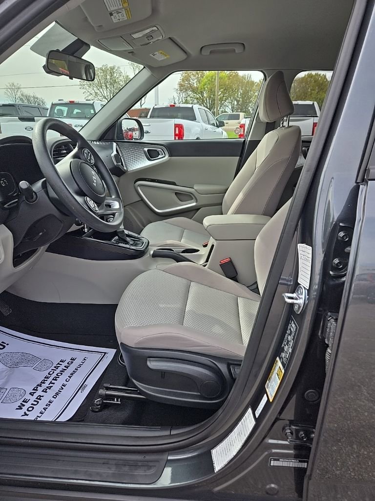 Used 2025 Kia Soul LX w/ LX Technology Package image 8