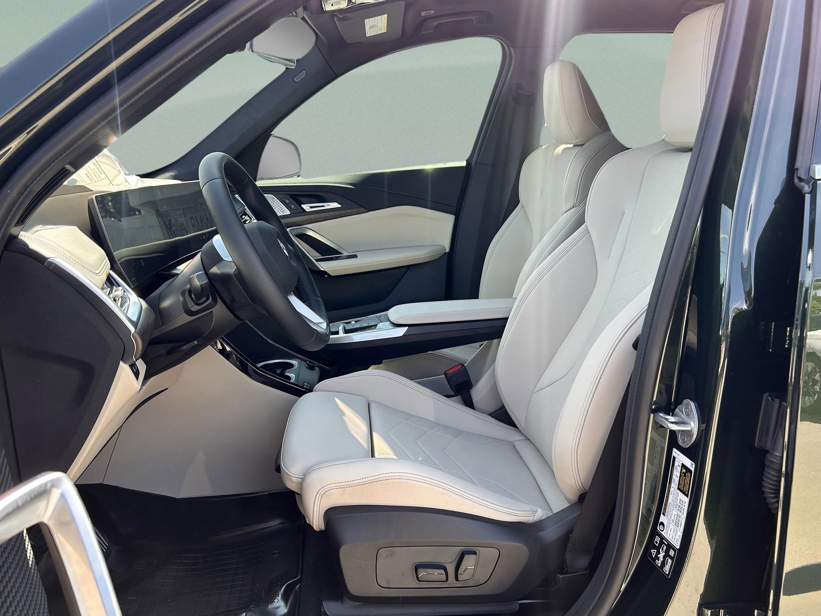 Used 2025 BMW X1 xDrive28i w/ Technology Package image 25