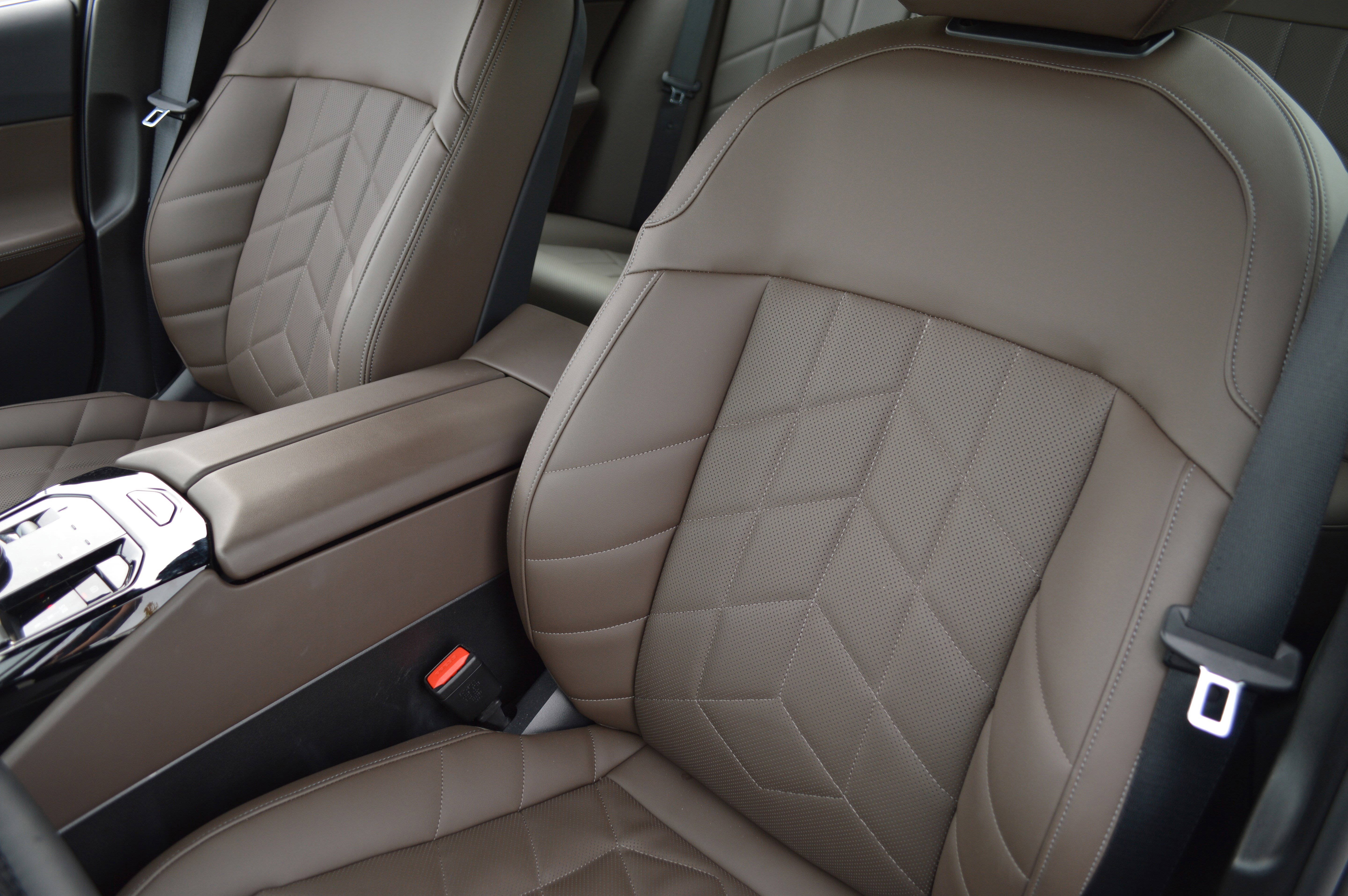 Used 2025 BMW 530i xDrive w/ Premium Package image 27