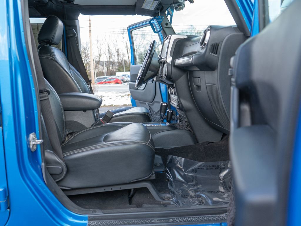 Used 2016 Jeep Wrangler Unlimited Sahara w/ Dual Top Group image 18