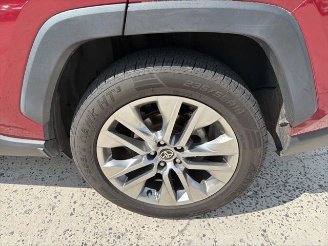 Used 2020 Toyota RAV4 XLE Premium image 6