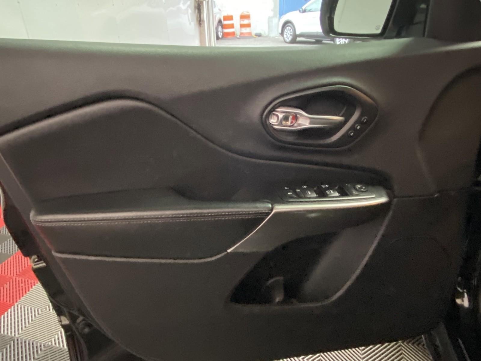 Used 2019 Jeep Cherokee Limited image 25