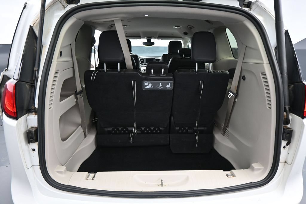 Used 2019 Chrysler Pacifica Touring-L FWD image 24