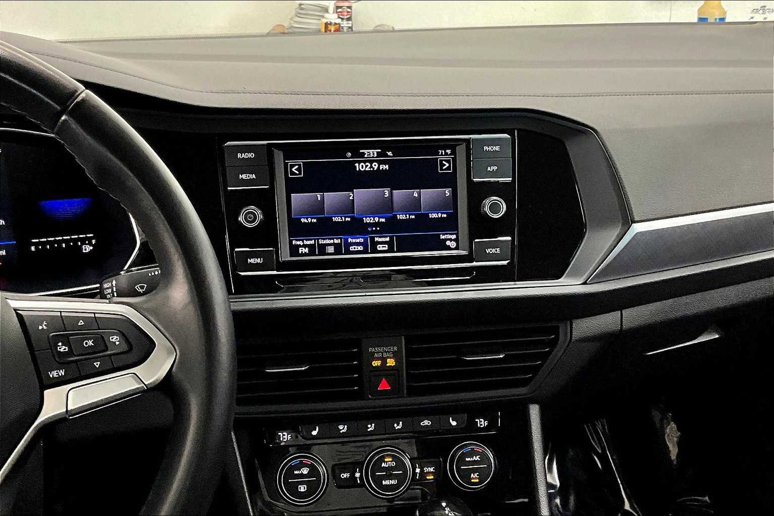 Used 2024 Volkswagen Jetta SE image 9